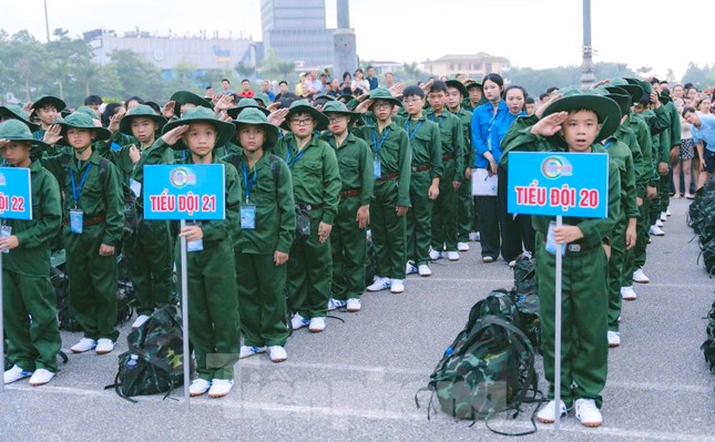 400 chiến sĩ nhí trải nghiệm khóa huấn luyện ‘Học kỳ trong Quân đội’ ảnh 6