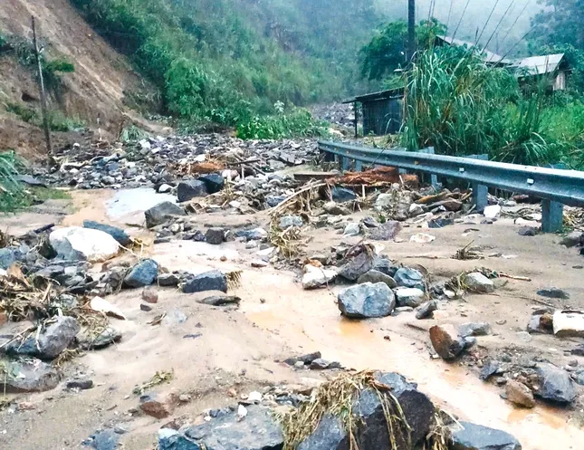Nghệ An: Nhiều đoạn quốc lộ bị cuốn trôi, đứt gãy sau mưa lũ dồn dập ảnh 2