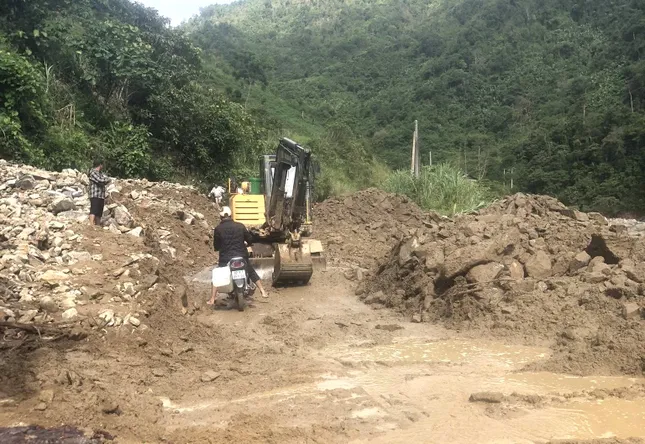 Nghệ An: Nhiều đoạn quốc lộ bị cuốn trôi, đứt gãy sau mưa lũ dồn dập ảnh 5