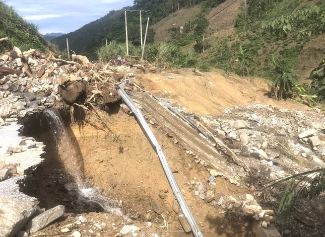 Nghệ An: Nhiều đoạn quốc lộ bị cuốn trôi, đứt gãy sau mưa lũ dồn dập ảnh 4