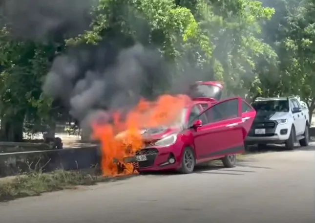 Ô tô 4 chỗ bốc cháy dữ dội ảnh 1
