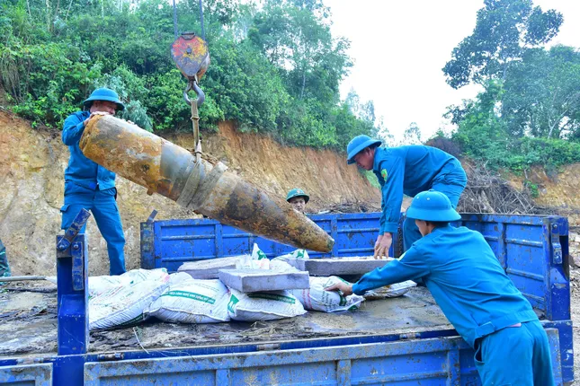 Phát hiện quả bom nửa tấn dưới lòng đất khi cải tạo vườn trồng cây ảnh 5