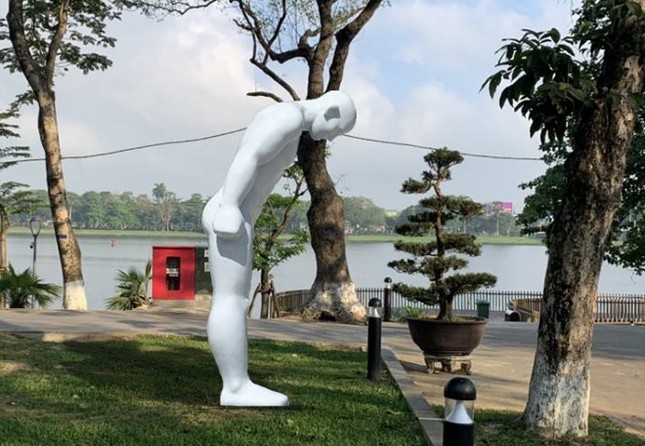 Bất ngờ gặp phiên bản 'Người đàn ông cúi chào' tại TPHCM ảnh 3