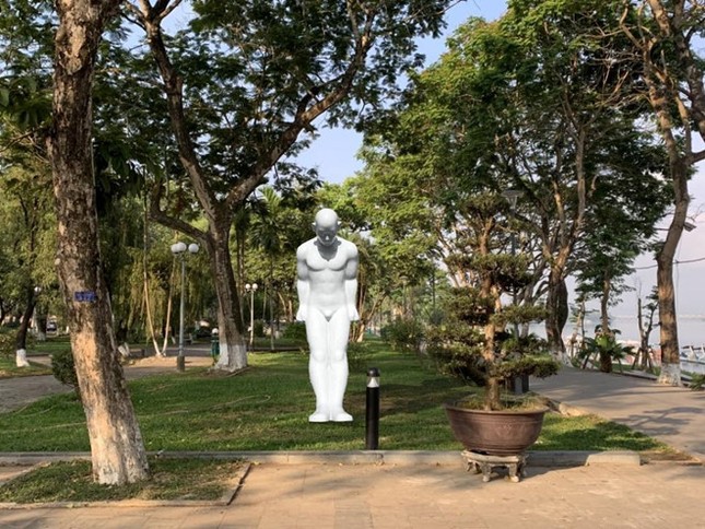Bất ngờ gặp phiên bản 'Người đàn ông cúi chào' tại TPHCM ảnh 2