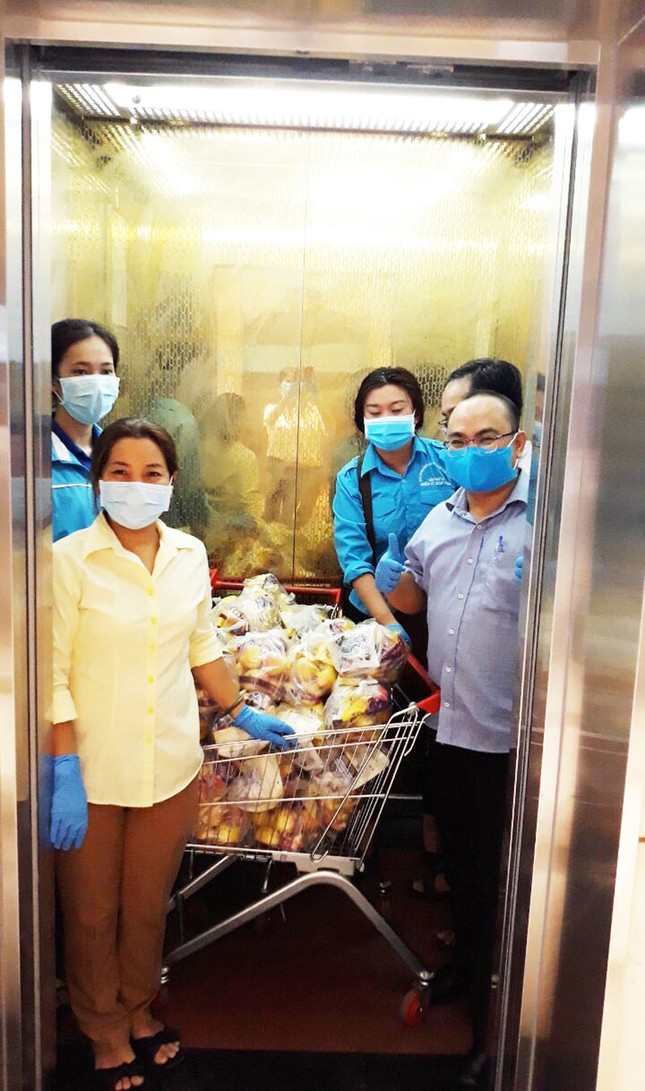 Cuộc sống của người dân trong khu chung cư bị cách ly ở Sài Gòn ảnh 2