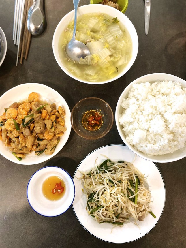 Cuộc sống của người dân trong khu chung cư bị cách ly ở Sài Gòn ảnh 3