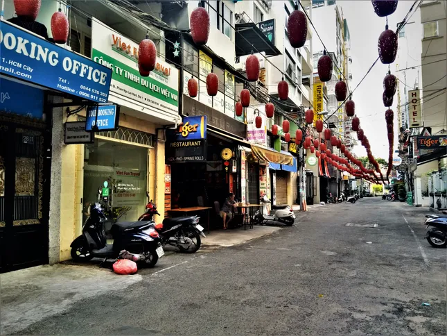 Phố Tây ngày cuối năm 'đóng cửa' phòng chống COVID-19 ảnh 3