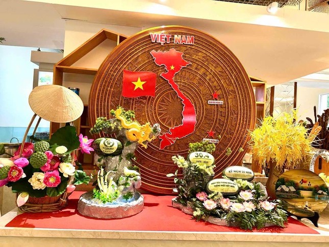 Nhiều gia đình ở TPHCM ‘chơi lớn’ thuê khách sạn xem diễu binh, diễu hành lễ 30/4 ảnh 2
