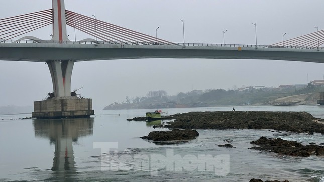 Sông Lô lộ đá ngầm, Công an khuyến cáo khẩn ảnh 1