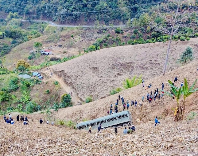 Sơn La: Xe đầu kéo lao xuống vực sâu gần 100m khiến 2 người tử vong ảnh 1