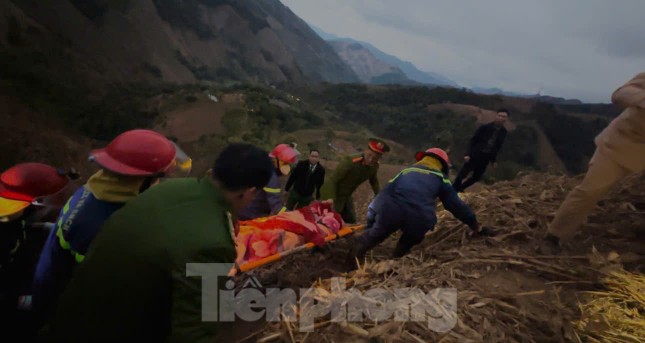 Tìm thấy hai thi thể trong vụ xe đầu kéo lao xuống vực tại Sơn La ảnh 4