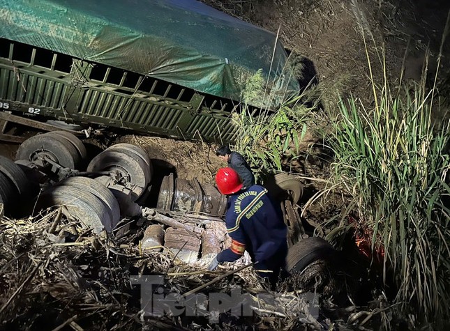 Tìm thấy hai thi thể trong vụ xe đầu kéo lao xuống vực tại Sơn La ảnh 3