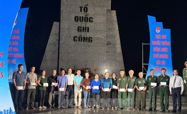 Chính quyền, nhân dân các tỉnh miền núi phía Bắc dâng hương, tri ân Chủ tịch Hồ Chí Minh và các anh hùng liệt sĩ ảnh 7