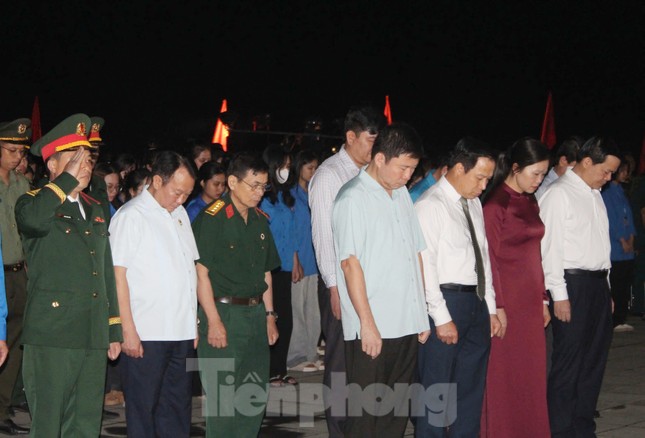 Chính quyền, nhân dân các tỉnh miền núi phía Bắc dâng hương, tri ân Chủ tịch Hồ Chí Minh và các anh hùng liệt sĩ ảnh 5