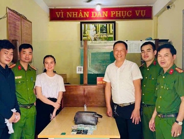 Quản lý nhà hàng trả gần nửa tỷ đồng cho người đánh rơi ảnh 1