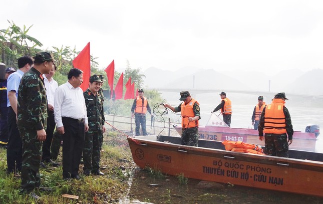 Điều tiết giao thông để phục vụ rà phá bom mìn ở hạ lưu sông Đà trong một tháng ảnh 1