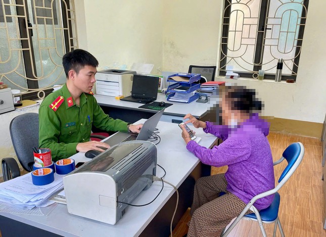 Sơn La: Cụ bà suýt mất 200 triệu sau cuộc gọi video đọc lệnh khởi tố ảnh 1