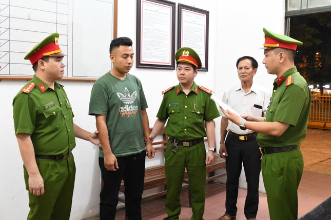 Phú Thọ: Bắt khẩn cấp 2 đối tượng khai thác khoáng sản trái phép ảnh 1