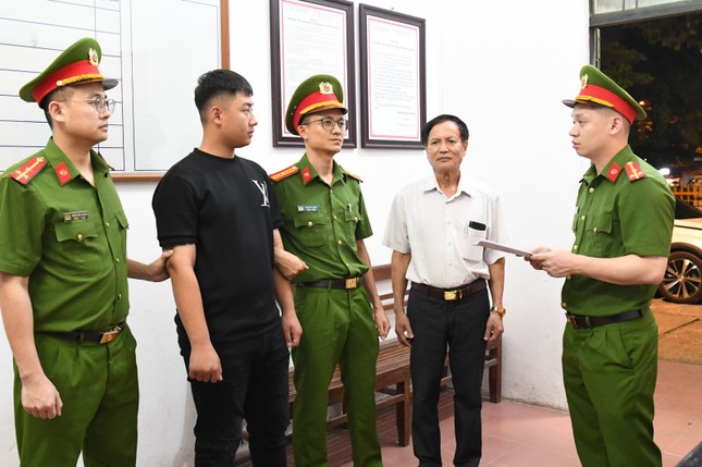 Phú Thọ: Bắt khẩn cấp 2 đối tượng khai thác khoáng sản trái phép ảnh 2