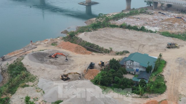 Hoà Bình: Đường đê mới đầu tư bị xe quá tải quần thảo cả ngày ảnh 4