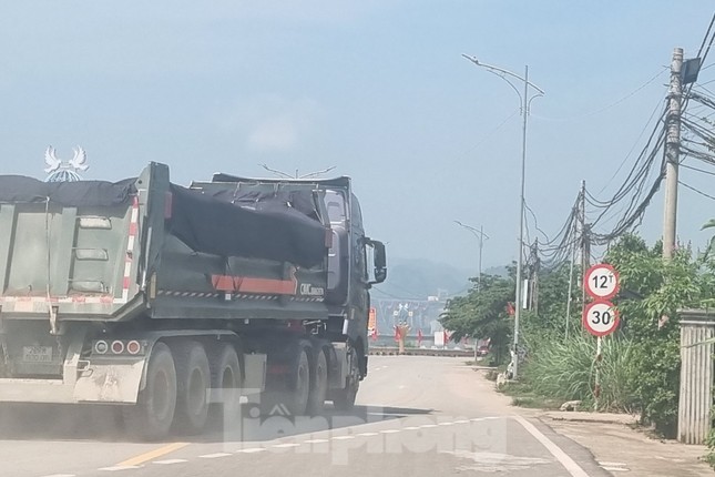 Hoà Bình: Đường đê mới đầu tư bị xe quá tải quần thảo cả ngày ảnh 1