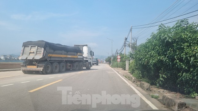 Hoà Bình: Đường đê mới đầu tư bị xe quá tải quần thảo cả ngày ảnh 2