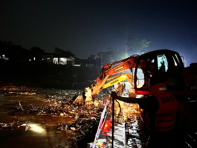 Bộ đội công binh ngày đêm túc trực bảo vệ cầu phao Phong Châu vì nước sông Hồng chảy xiết ảnh 1