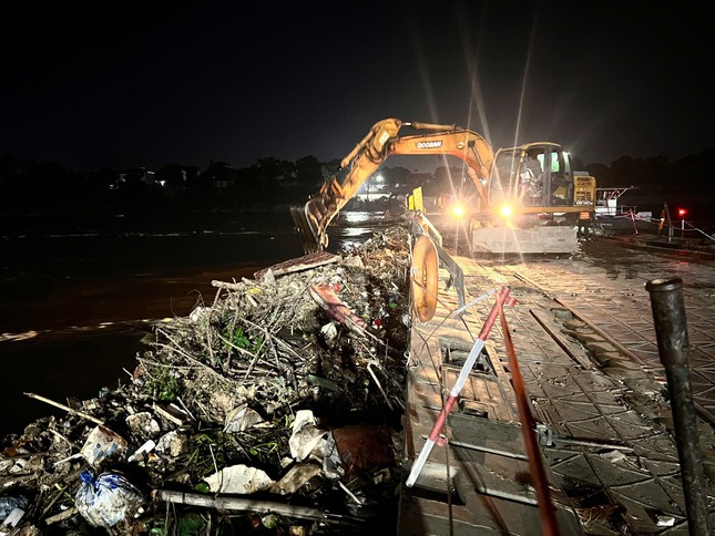 Bộ đội công binh ngày đêm túc trực bảo vệ cầu phao Phong Châu vì nước sông Hồng chảy xiết ảnh 4