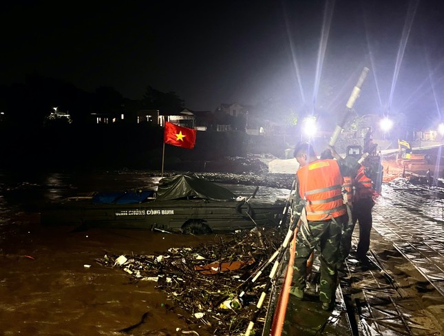 Bộ đội công binh ngày đêm túc trực bảo vệ cầu phao Phong Châu vì nước sông Hồng chảy xiết ảnh 2