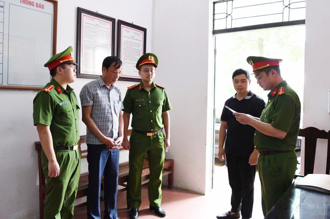Bắt khẩn cấp chủ tịch xã làm ngơ cho khai thác đất rừng trái phép ảnh 1