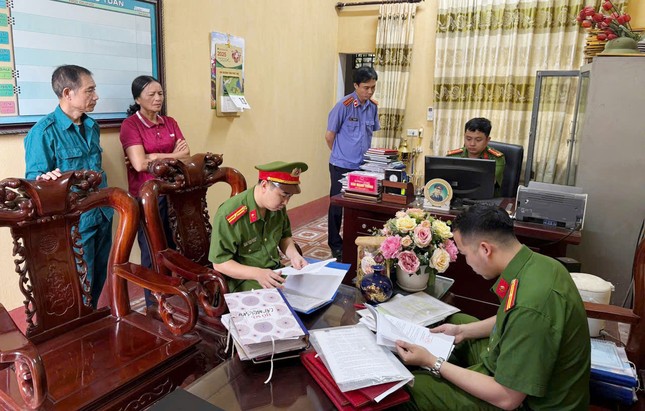 Bắt khẩn cấp chủ tịch xã làm ngơ cho khai thác đất rừng trái phép ảnh 2