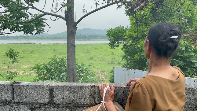 Người dân xua đuổi tàu khai thác cát để bảo vệ bãi bồi ảnh 1