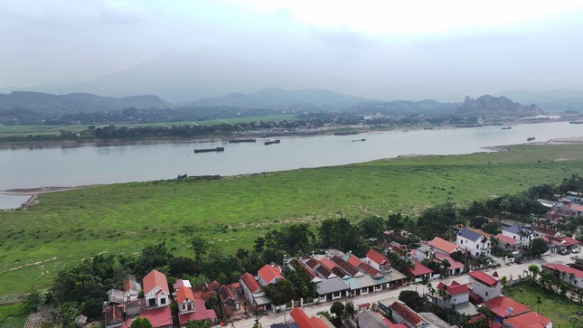 Người dân xua đuổi tàu khai thác cát để bảo vệ bãi bồi ảnh 2
