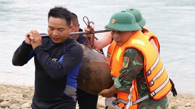 Phát hiện, trục vớt quả bom nặng 100 kg ở Hòa Bình ảnh 1