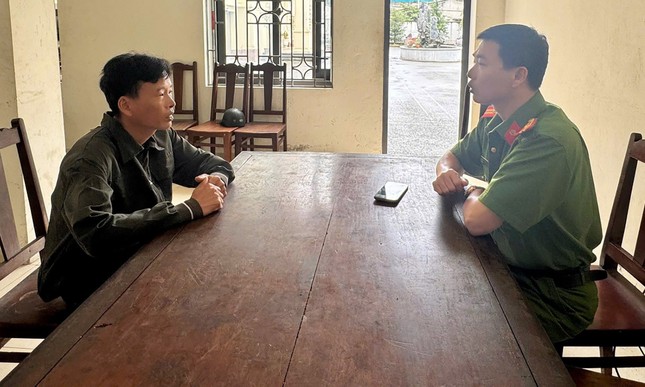Phạt người đạp vào bụng nhân viên y tế 35 triệu đồng ảnh 2