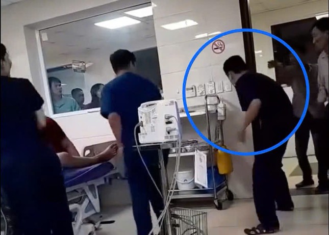 Phạt người đạp vào bụng nhân viên y tế 35 triệu đồng ảnh 1