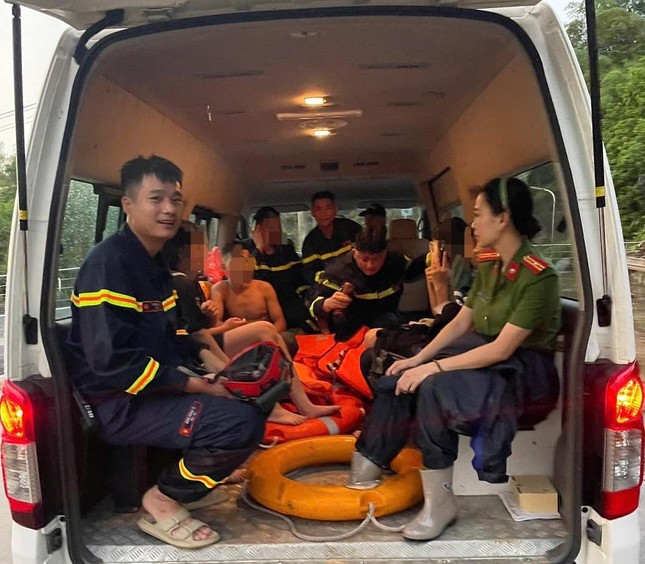Giải cứu 11 học sinh mắc kẹt khi đi tắm suối ảnh 1