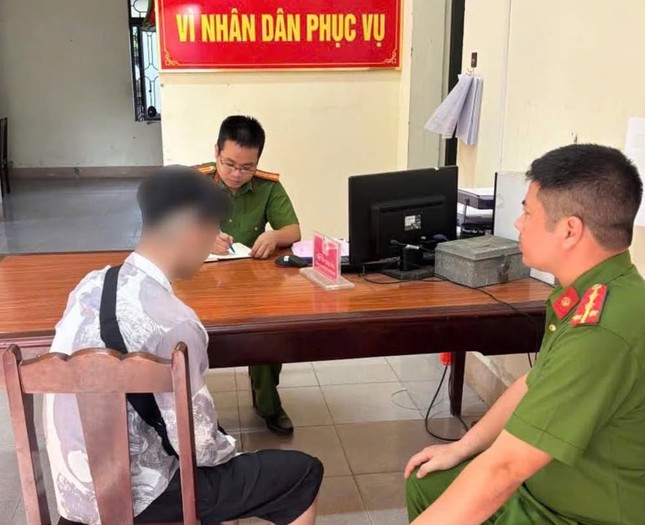Cứu thành công nam thanh niên ngã từ cầu Việt Trì xuống sông Lô ảnh 1