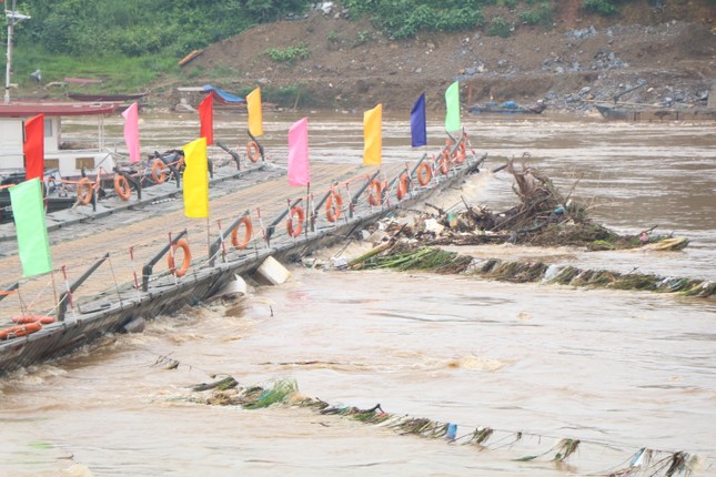 Nước sông Hồng dâng cao, cầu phao Phong Châu tạm dừng hoạt động ảnh 2