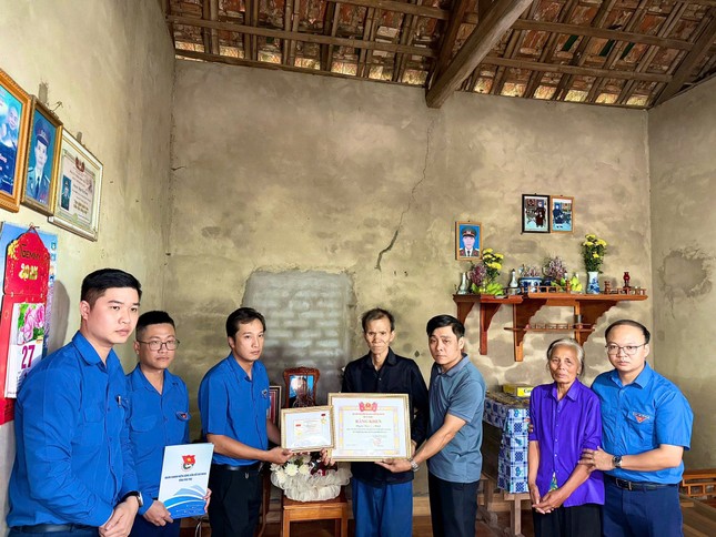 Truy tặng Huy hiệu Tuổi trẻ dũng cảm cho thanh niên cứu 4 học sinh đuối nước ảnh 1