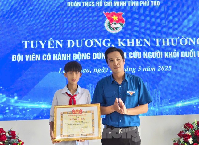 Trao bằng khen nam sinh dũng cảm cứu bạn giữa dòng nước xiết ảnh 1