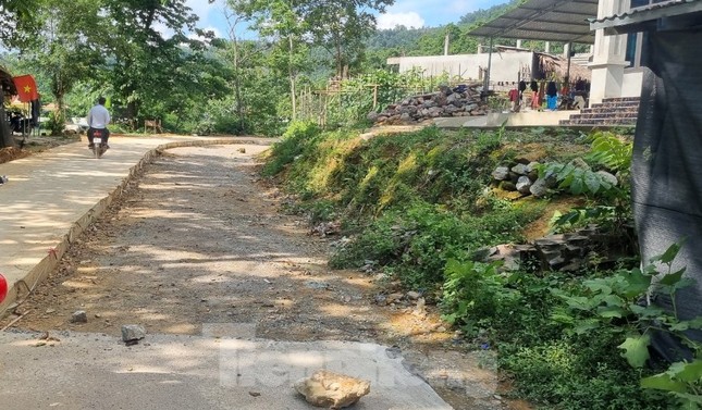 Đường bê tông 80 tỷ đồng ở Hòa Bình chưa làm xong đã xuất hiện nhiều vết nứt ảnh 7