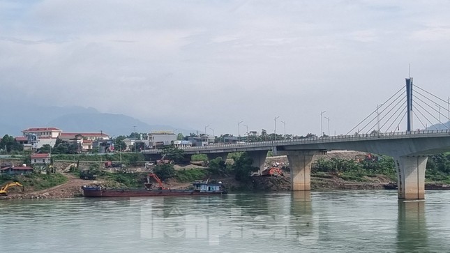 Đường đê mới đầu tư tại Hoà Bình bị xe quá tải quần thảo: Khó xử lý dứt điểm hay 'buông'? ảnh 2