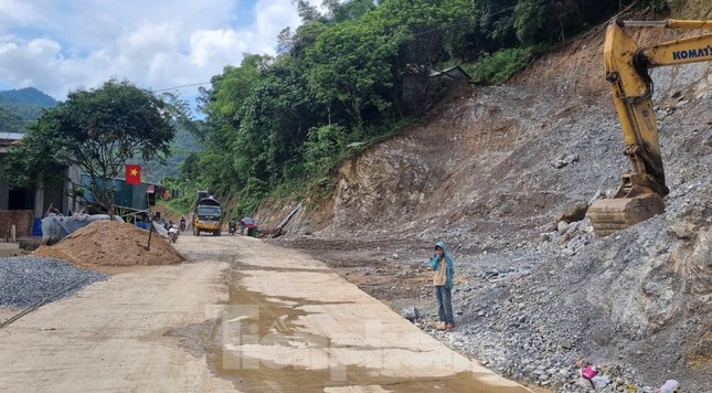 Đường bê tông 80 tỷ đồng ở Hòa Bình chưa làm xong đã xuất hiện nhiều vết nứt ảnh 1