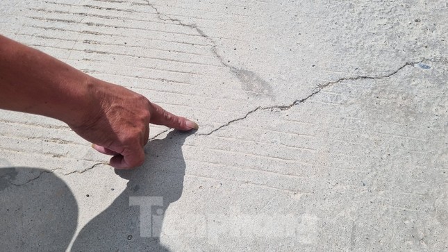 Đường bê tông 80 tỷ đồng ở Hòa Bình chưa làm xong đã xuất hiện nhiều vết nứt ảnh 6