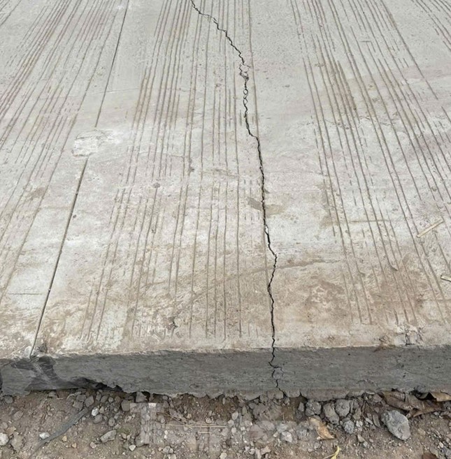 Đường bê tông 80 tỷ đồng ở Hòa Bình chưa làm xong đã xuất hiện nhiều vết nứt ảnh 4
