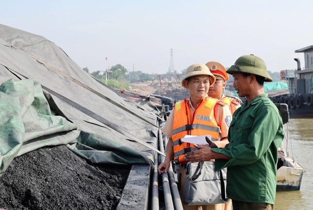 Phú Thọ: Tổng kiểm tra các phương tiện có gắn thiết bị hút cát sỏi trên sông ảnh 2
