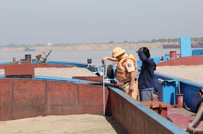 Phú Thọ: Tổng kiểm tra các phương tiện có gắn thiết bị hút cát sỏi trên sông ảnh 3