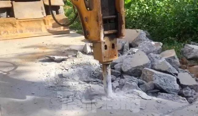Khắc phục những vết nứt trên tuyến đường 80 tỷ ở Hòa Bình ảnh 2
