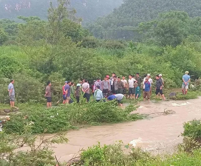 Gần 100 người tìm kiếm cô gái mất tích do mưa lũ ở Hoà Bình ảnh 1